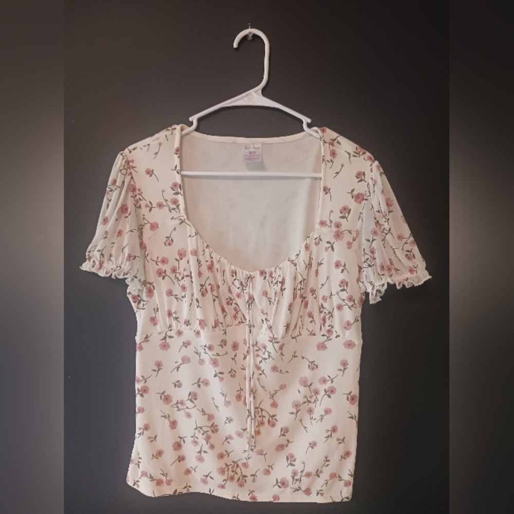 NO BOUNDARIES WOMEN'S XL WHITE AND PINK FLORAL SUMMER SHORT SLEEVE TOP